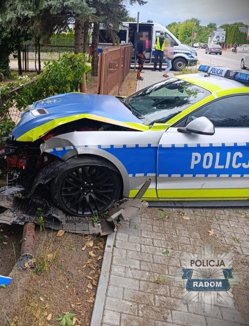 Rozbity Ford Mustang drogówki. Słynny radiowóz z konfiskaty skończył w płocie [ZDJĘCIA]