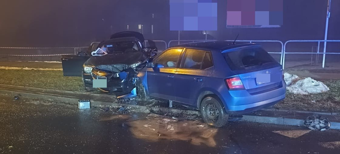 RZESZÓW: Brawura na rondzie Kuronia. Przejechał przez środek skrzyżowania i staranował BMW [ZDJĘCIA]