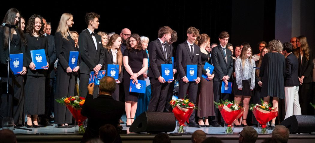 Uroczyste pożegnanie maturzystów II LO w Sanoku. Zuzanna Borczyk Absolwentką Roku [ZDJĘCIA]