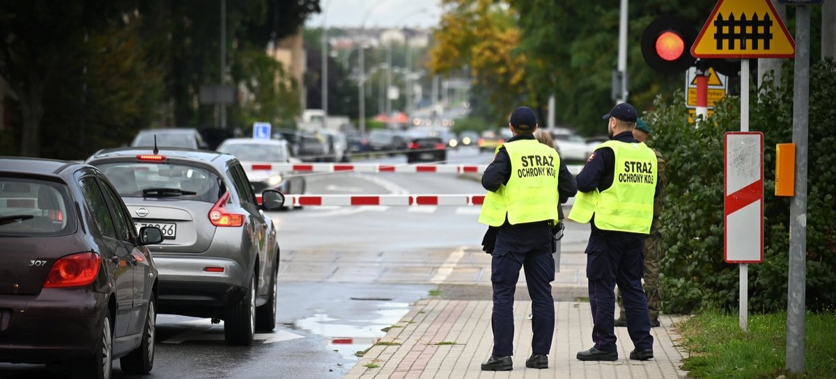 Policyjna akcja na torach. „Bezpieczeństwo na strzeżonych przejazdach kolejowych” [ZDJĘCIA]