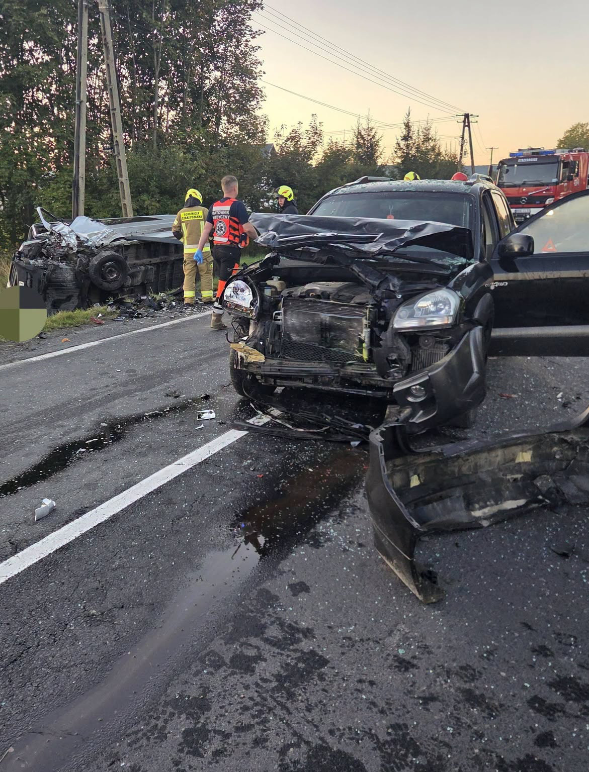 Czołowe zderzenie i kolejne uderzenie. Ranni trafili do szpitali