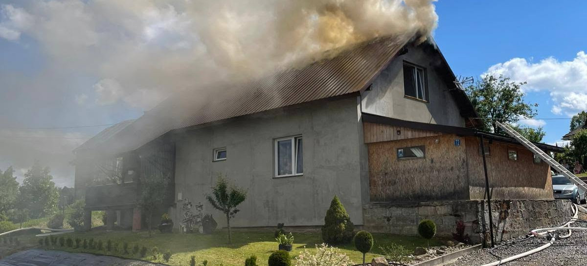 Pożar domu w Zmiennicy. Ruszyła zbiórka dla poszkodowanej rodziny [ZDJĘCIA]