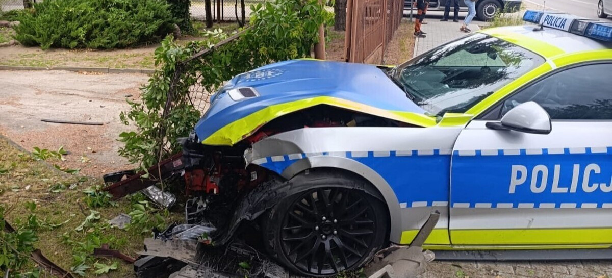 Rozbity Ford Mustang drogówki. Słynny radiowóz z konfiskaty skończył w płocie [ZDJĘCIA]
