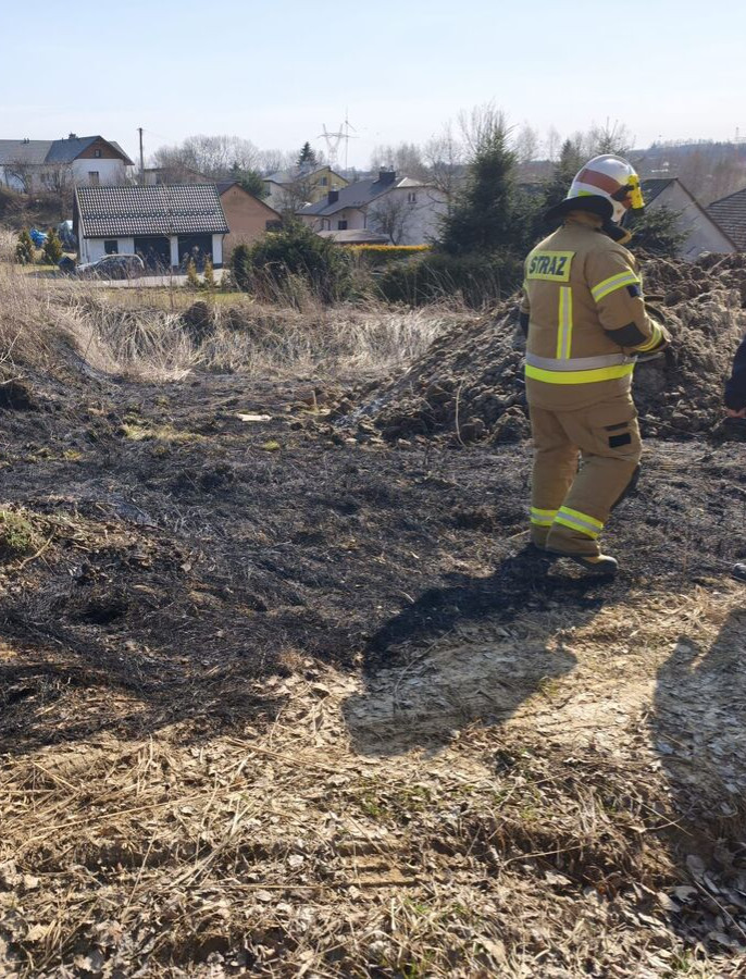 Nawet 30 tysięcy złotych grzywny. Policja i strażacy ostrzegają przed wiosennym wypalaniem traw