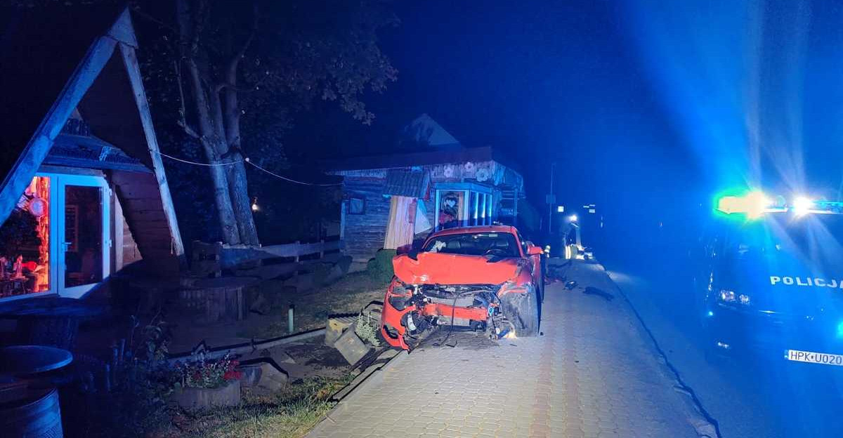USTRZYKI DOLNE: Stracił panowanie nad mustangiem i uderzył w latarnię