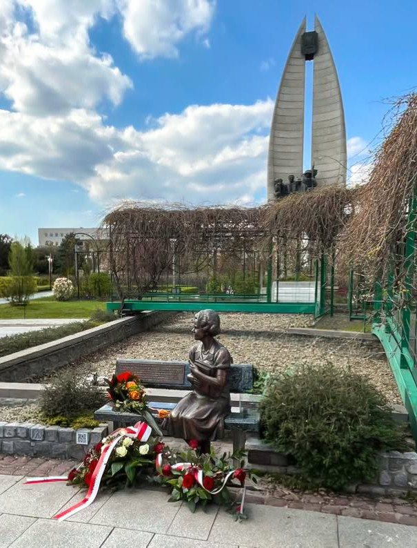 Odsłonięcie Ławeczki bł. Natalii Tułasiewicz. Wyjątkowy hołd dla patronki polskich nauczycieli [ZDJĘCIA]