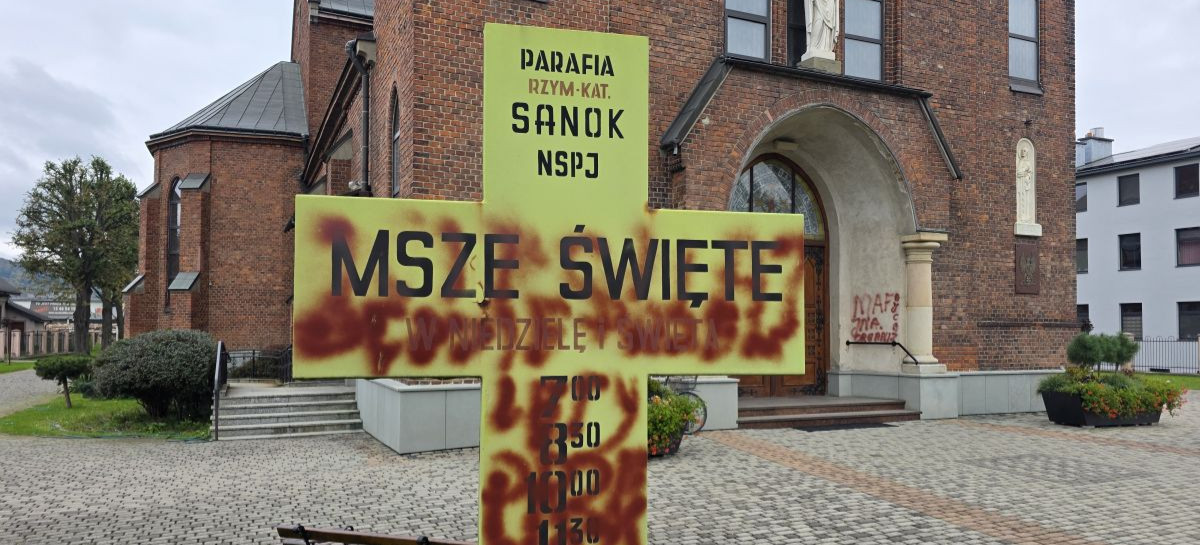 Wandalizm przy kościele na Posadzie w Sanoku. Pojawiły się obraźliwe napisy [VIDEO, ZDJĘCIA]
