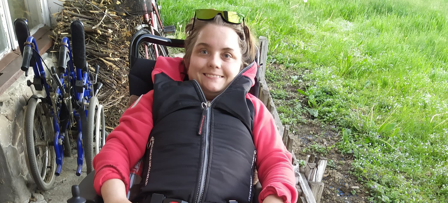 Niepełnosprawna dziewczyna obawia się, że przez złe warunki mieszkaniowe zostanie rozdzielona z matką. Kto jej pomoże?