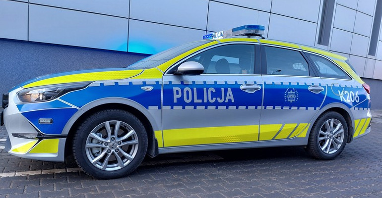 Chwile grozy w Krośnie. 2,5-latka uwięziona w samochodzie, policjanci ruszyli na ratunek!