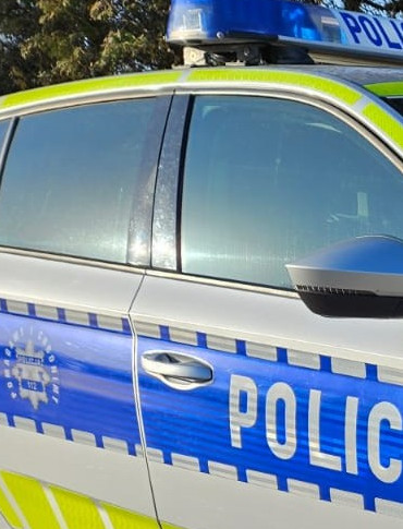 SANOK: Policjanci wyważyli drzwi, by ratować mężczyznę. Nieprzytomny 77-latek trafił do szpitala