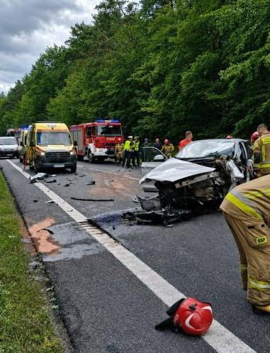 TRAGEDIA W GŁOGOWIE MAŁOPOLSKIM! Czołowe zderzenie BMW z Kią. Dwie osoby zginęły na miejscu [ZDJĘCIA]