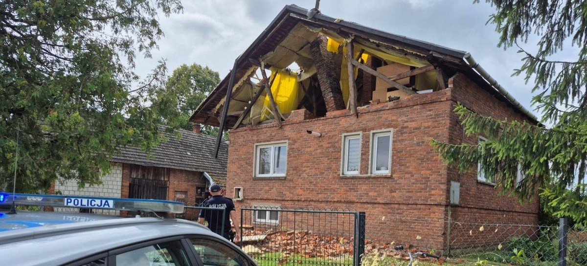 Podkarpaccy policjanci po przejściu burz. Ewakuacja obozów harcerskich i wsparcie mieszkańców (ZDJĘCIA)