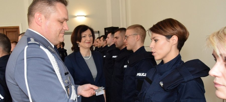 “Służyć wiernie Narodowi”. Nowo przyjęci policjanci złożyli ślubowanie (FOTO)