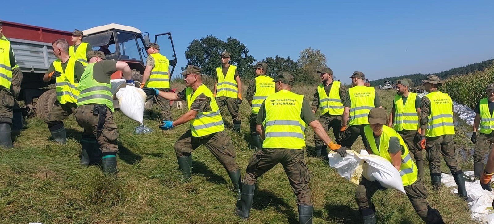 Blisko 600 żołnierzy z 3 PBOT wyjechało do walki z żywiołem (ZDJĘCIA)