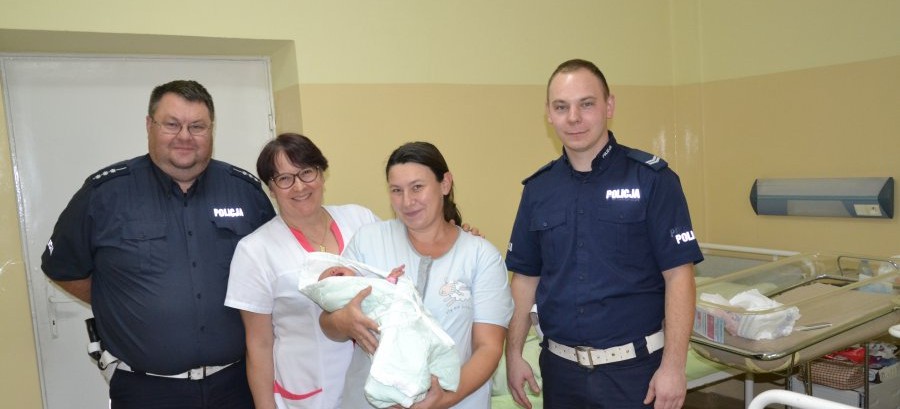 Policjanci eskortowali rodzącą kobietę
