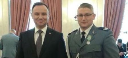 Andrzej Duda odznaczył policjanta, który ratował ofiary nożownika w Stalowej Woli