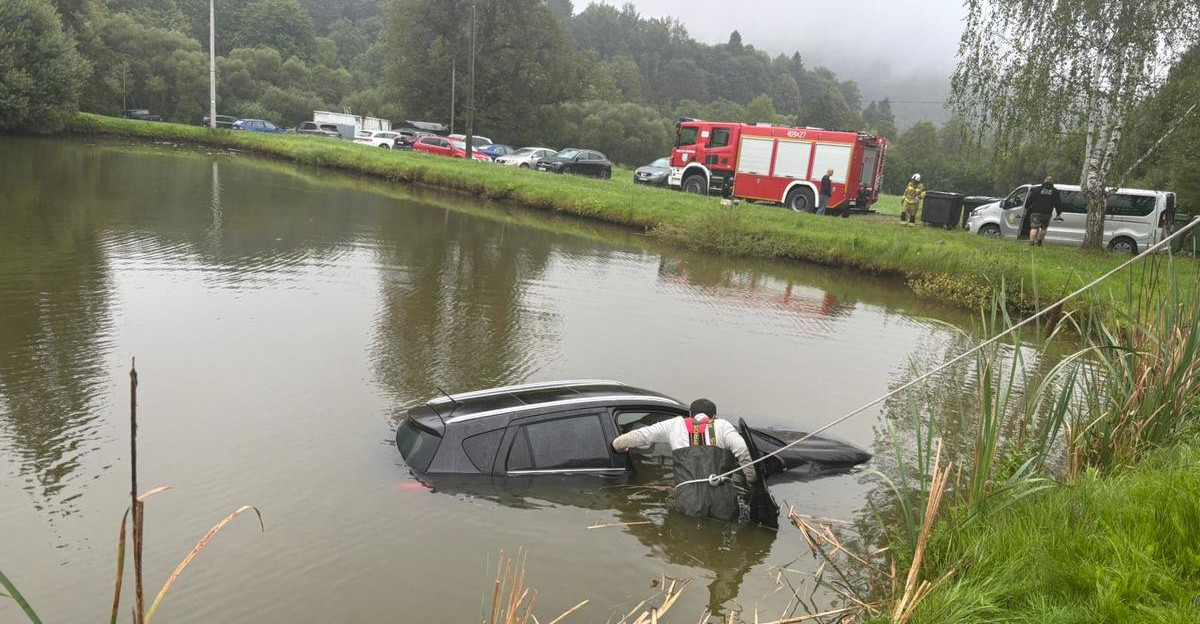 BIESZCZADY: Dachowanie, wjazd do stawu i zderzenie na łuku (FOTO)