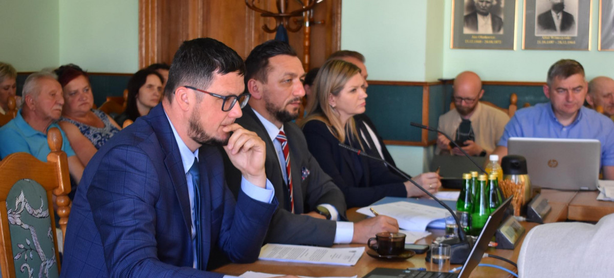 Burmistrz Tomasz Matuszewski bez absolutorium i wotum zaufania