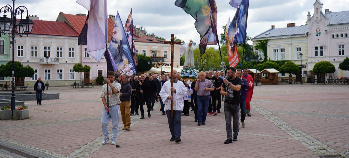 Lipcowy Męski Różaniec przeszedł ulicami Sanoka [VIDEO, ZDJĘCIA]