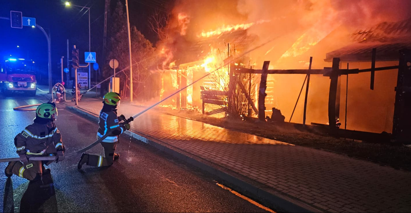 TYCZYN: Nocny pożar drewnianego budynku. Akcja gaśnicza trwała kilka godzin [ZDJĘCIA]