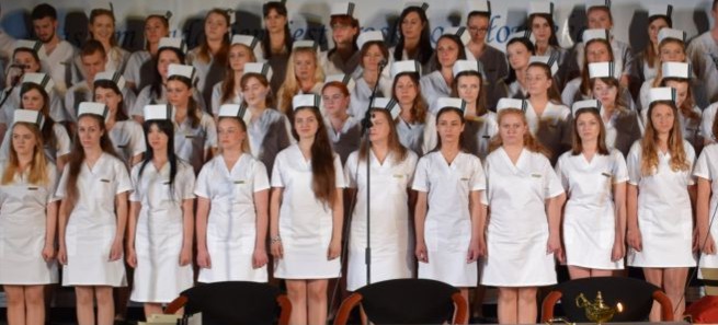Uroczystość Symboliki Zawodu Pielęgniarki w sanockiej PWSZ. Przystąpiło 54 studentów (ZDJĘCIA)