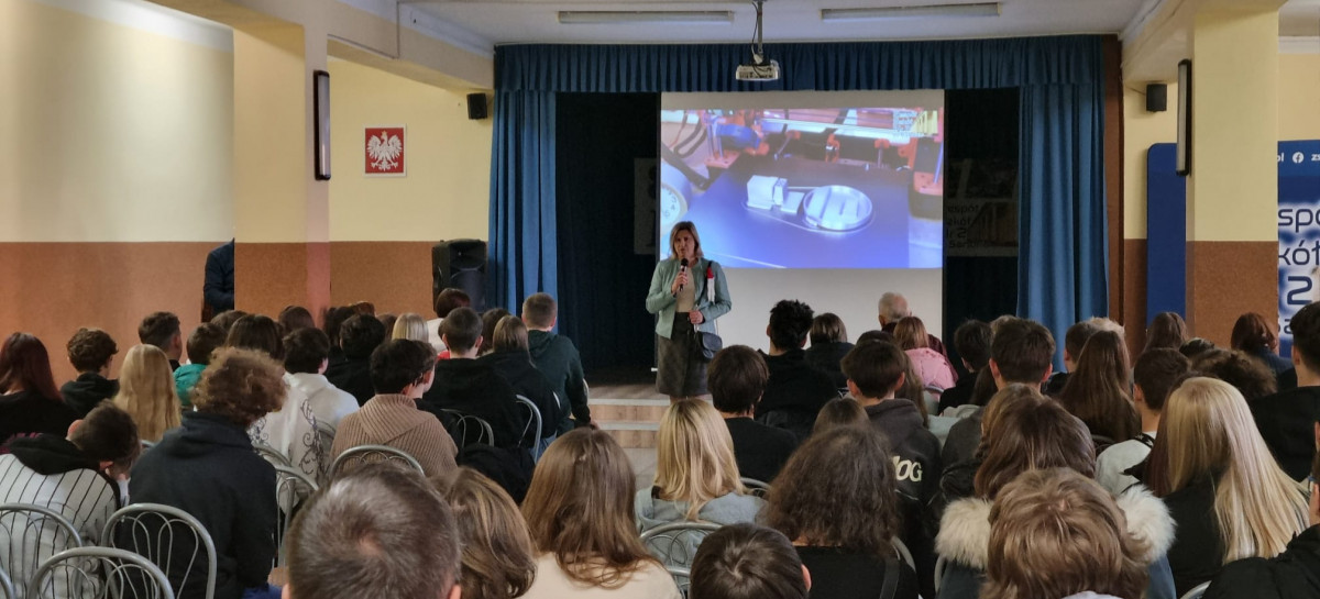 Dni Otwarte w ZS2 w Sanoku. Ósmoklasiści odkrywali „Mechanika od środka” [ZDJĘCIA]