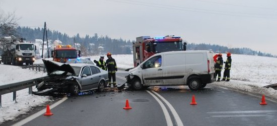 Czołówka w Uhercach. Jedna osoba ranna (ZDJĘCIE)