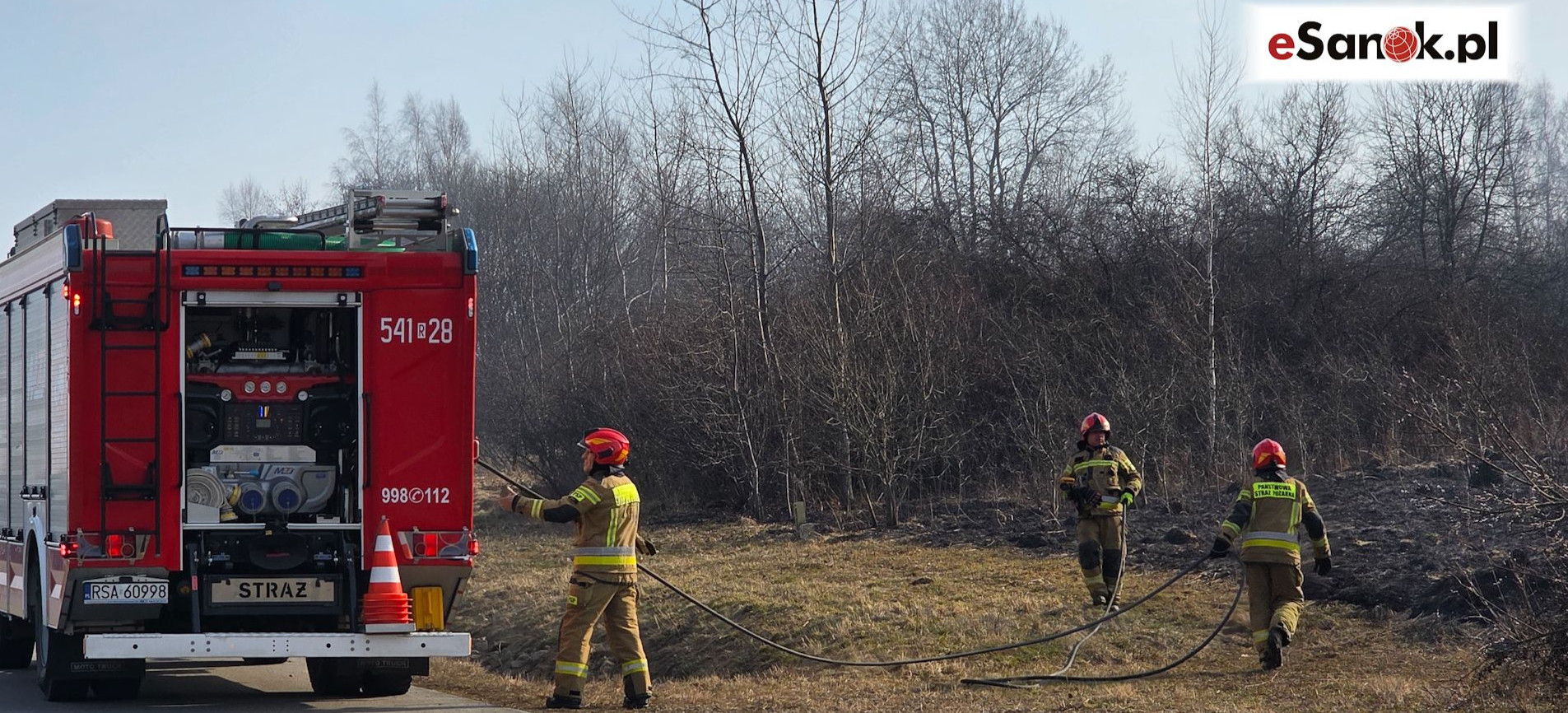 SANOK: Pożar traw na obwodnicy. Ogień po obu stronach drogi! [VIDEO, ZDJĘCIA]