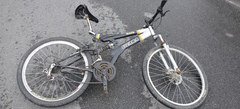 Rowerzysta zderzył się z dostawczym citroenem. Cyklista ma poważne obrażenia (FOTO)