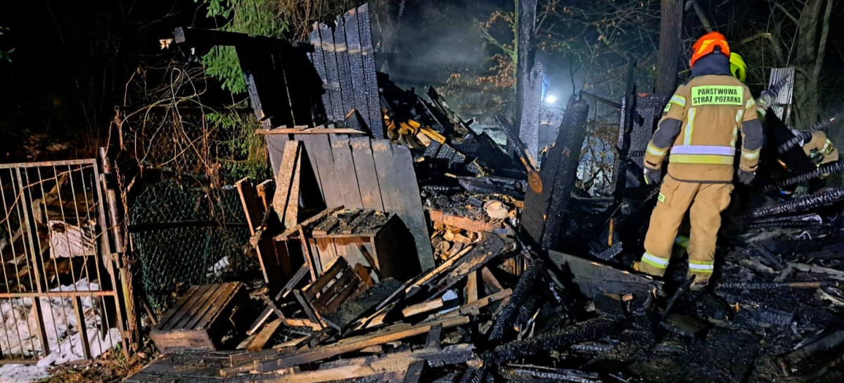 BIESZCZADY: Pożar garażu przy budynku mieszkalnym [ZDJĘCIA]