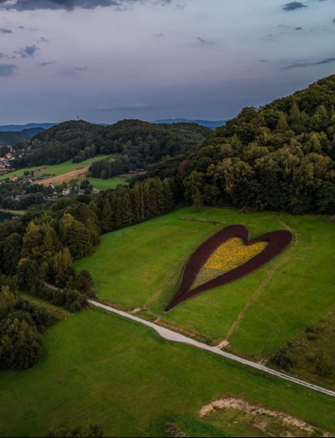 BIESZCZADY: Serce na zboczu góry symbolem prawdziwej miłości (VIDEO, ZDJĘCIA)