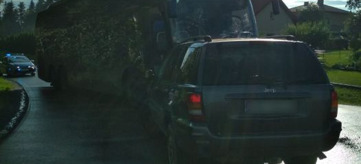 IZDEBKI: Czołowe zderzenie jeepa z autokarem. Kierowca osobówki był pijany!