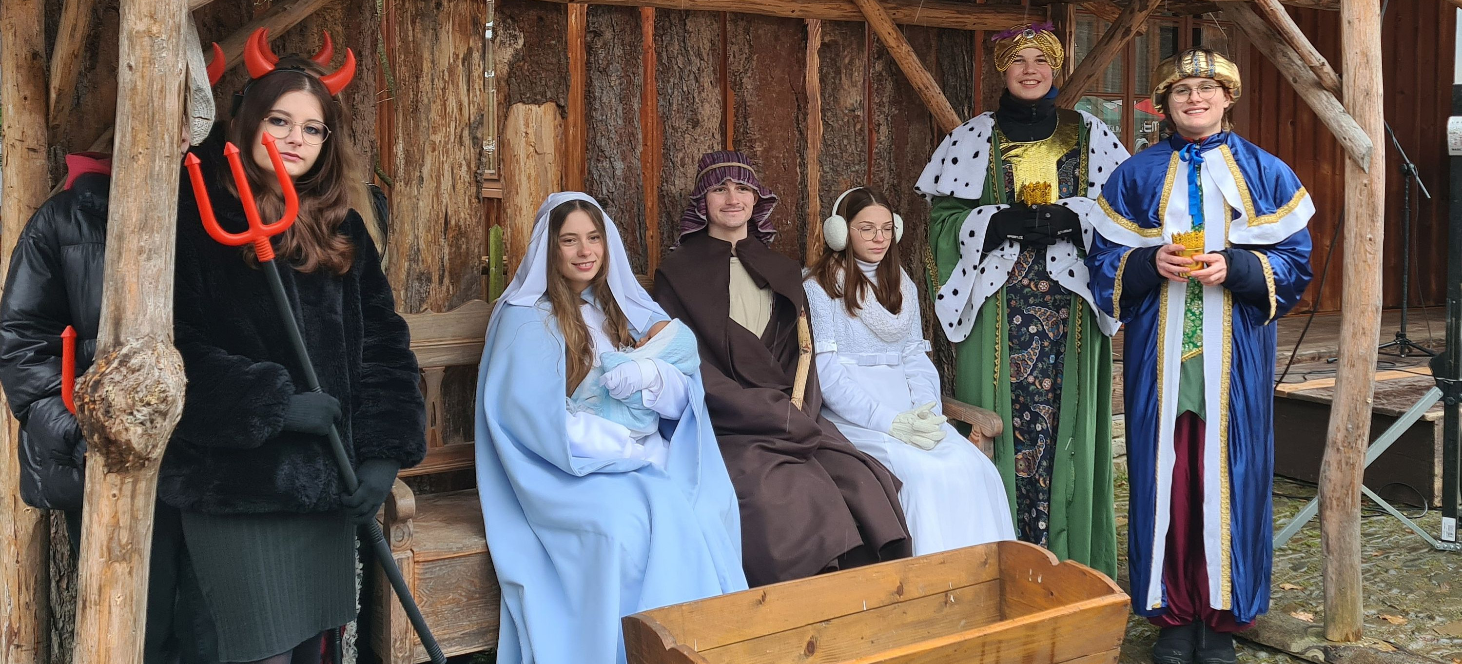 Tłumy na Jarmarku Bożonarodzeniowym w sanockim Skansenie! (VIDEO, FOTO)