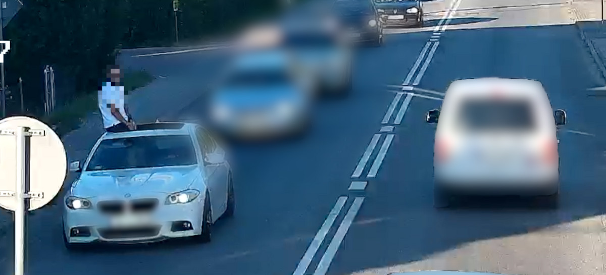 Niebezpieczna jazda na dachu BMW. Kto ponosi konsekwencje ?