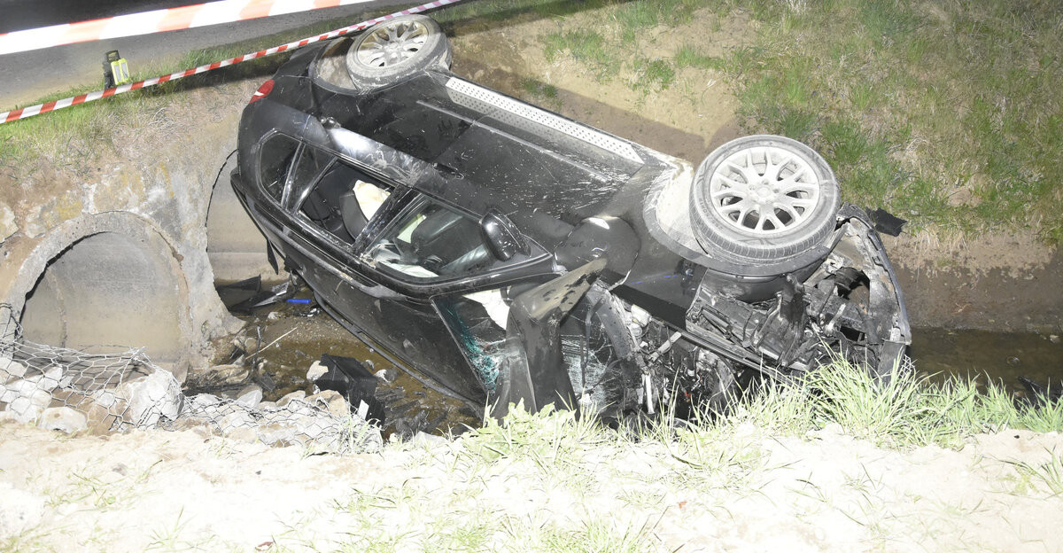 Dachowanie BMW. Pijany kierowca trafił do aresztu [ZDJĘCIA]