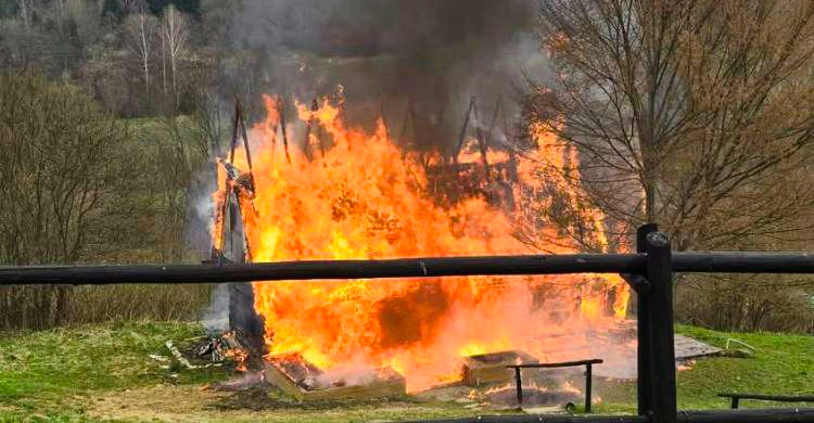 Pożar drewnianego budynku w Bieszczadach [ZDJĘCIA]
