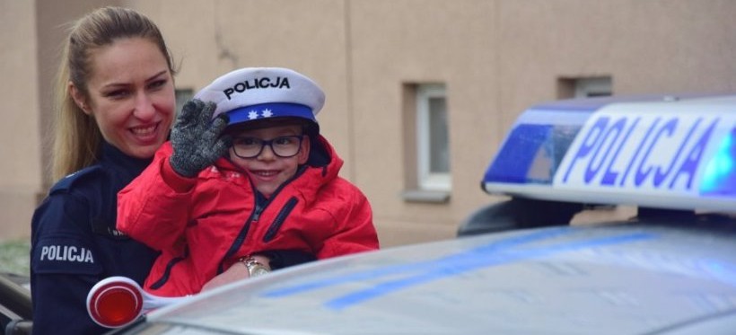 Rzeszowscy policjanci spełnili marzenie chorego Fabianka (ZDJĘCIA)