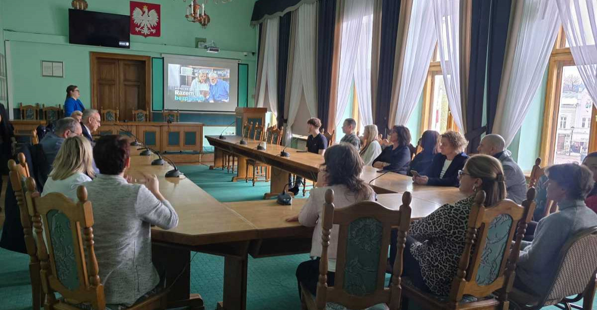 SANOK: Policjanci i prawnicy wspólnie przeciw oszustwom. Akcja „Niebieski Parasol – Nie daj się oszukać!”