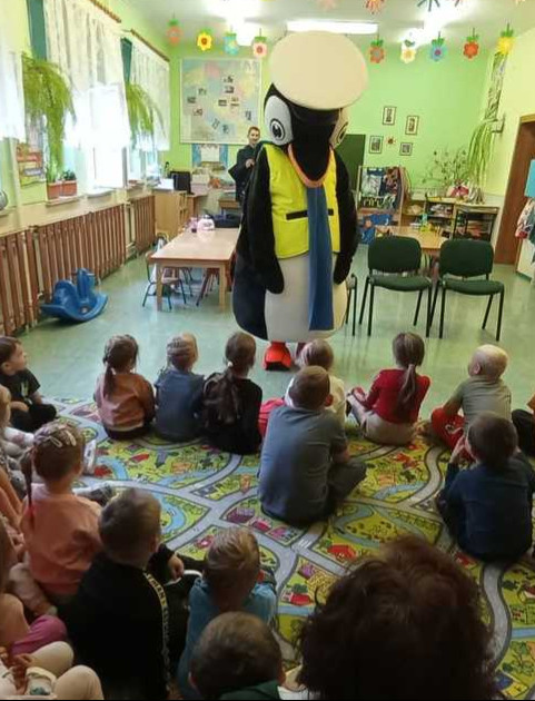 Pingwin Stefan uczy pierwszoklasistów zasad bezpieczeństwa [ZDJĘCIA]