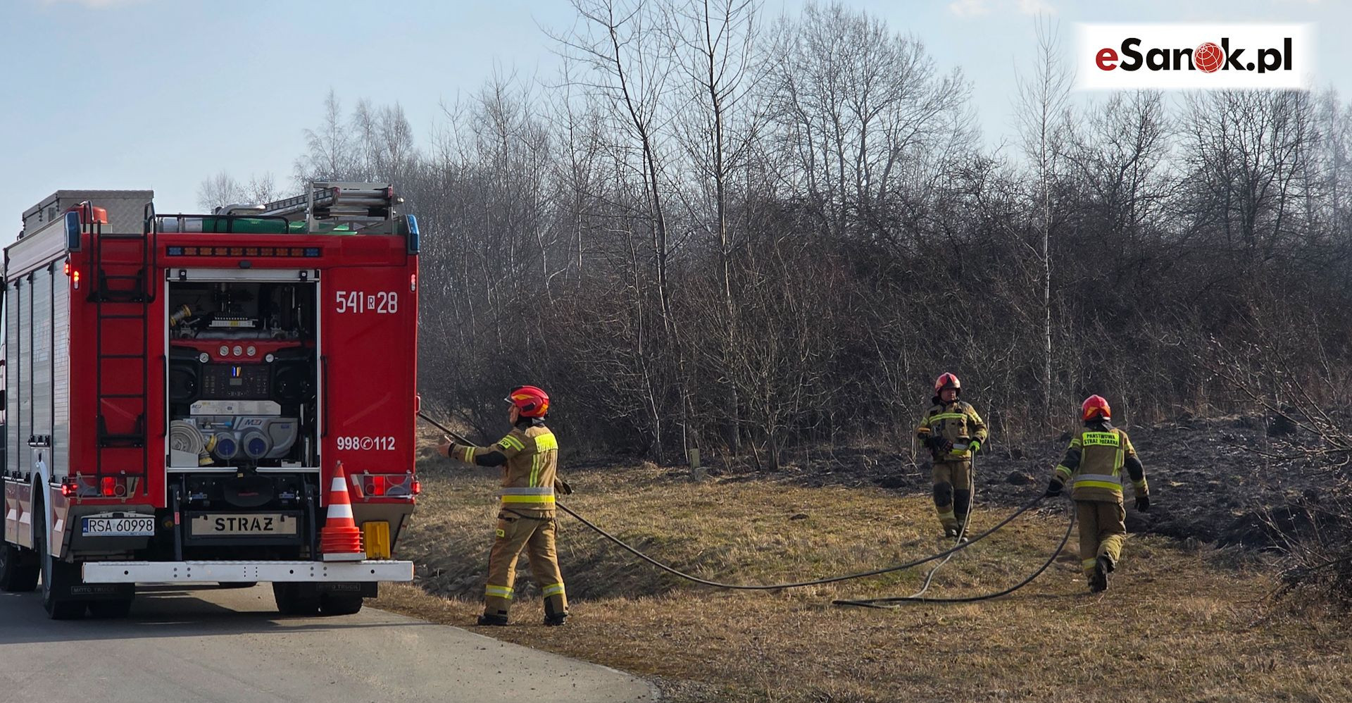 SANOK: Pożar traw na obwodnicy. Ogień po obu stronach drogi! [VIDEO, ZDJĘCIA]