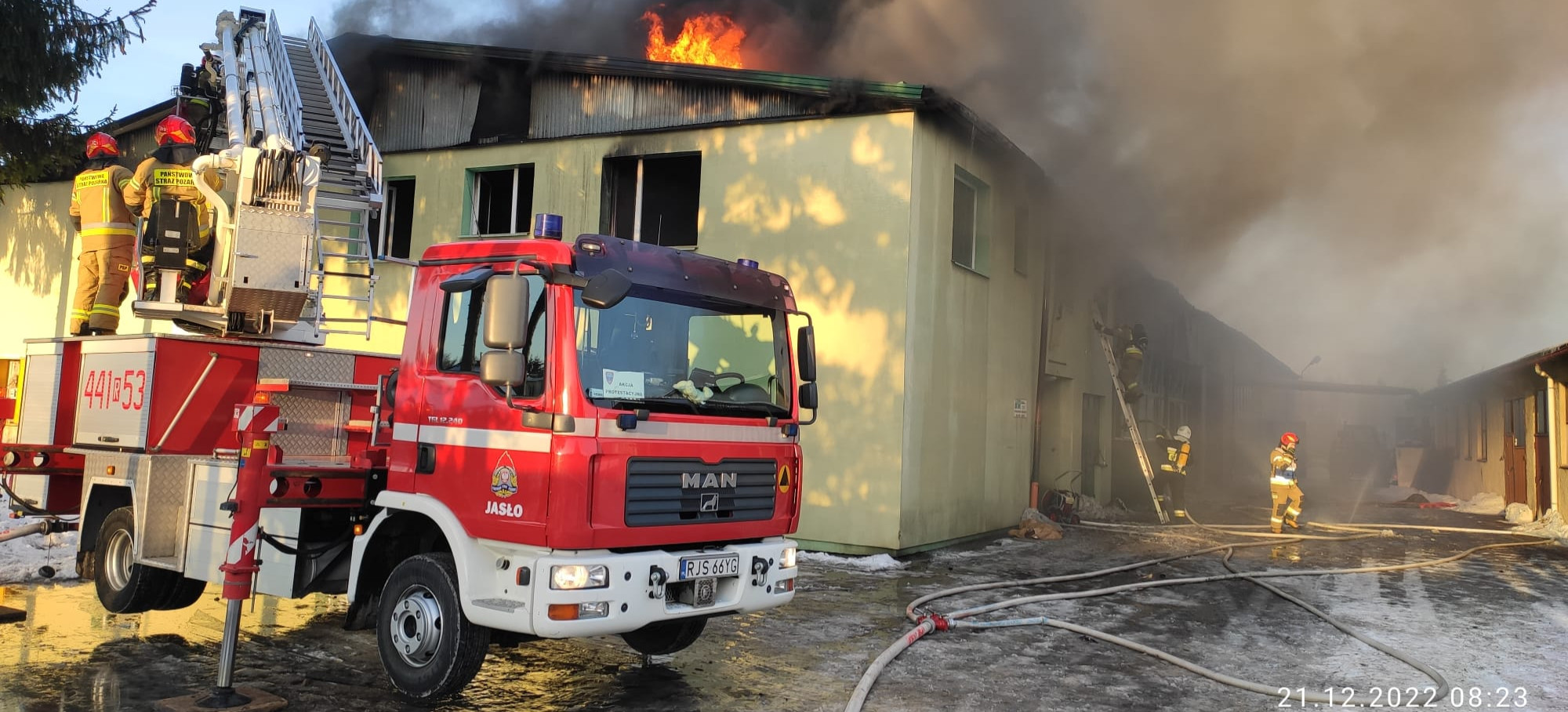 Wybuchł pożar w zakładzie pracy! 15 zastępów straży pożarnej walczy z żywiołem (ZDJĘCIA)