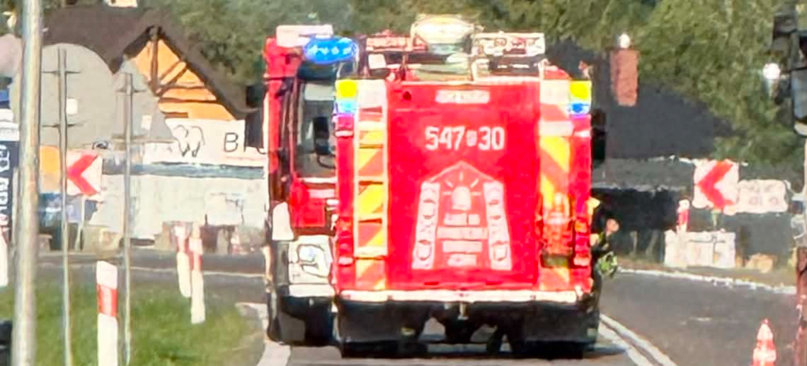 PILNE. Dachowanie auta w Sanoczku. Trzy osoby poszkodowane [VIDEO, ZDJĘCIA]