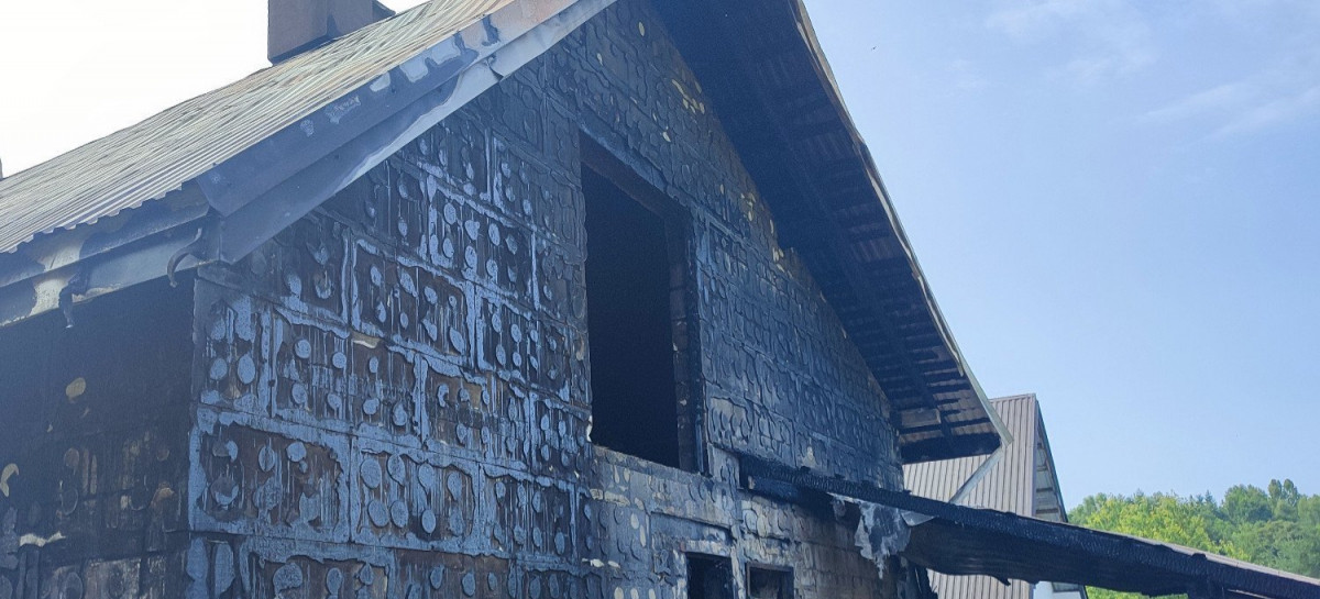 Pożar domu w Komborni. Rodzina straciła dach nad głową – potrzebne wsparcie! (VIDEO)