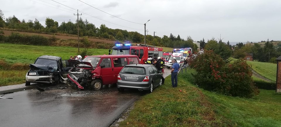 Wypadek w Niechobrzu, cztery osoby ranne