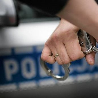 Pobicie 20-latka w Prusieku. Policja zatrzymała sześciu młodych mężczyzn