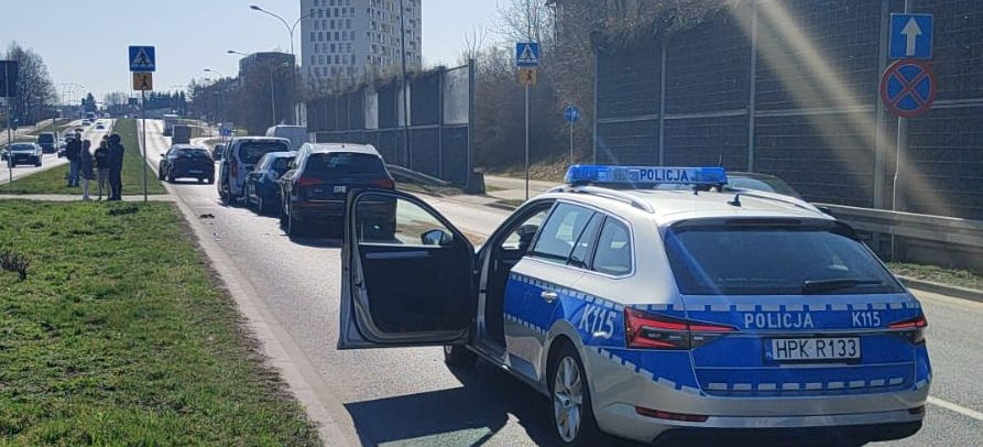 Zderzenie czterech samochodów na ul. Krakowskiej w Rzeszowie. Jedna osoba w szpitalu