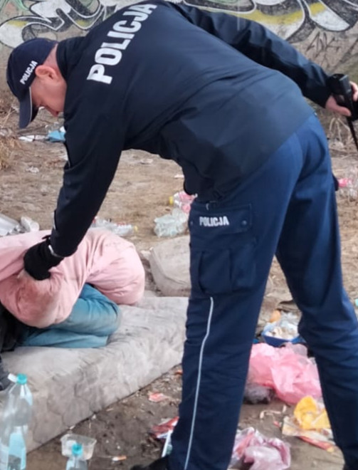 Skrajnie wychłodzony mężczyzna pod mostem. Uratowali go dzielnicowi