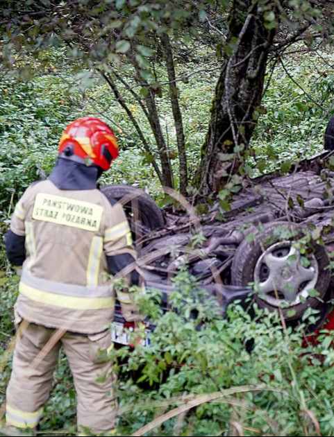 BIESZCZADY: Samochód osobowy wypadł z jezdni i dachował [ZDJĘCIA]