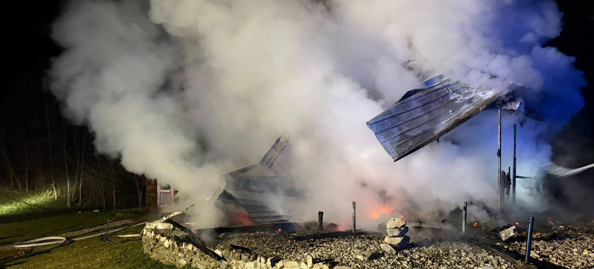 PISAROWCE: Pożar domku letniskowego, zagrożony był las [ZDJĘCIA]