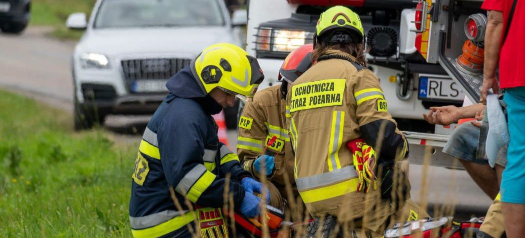 WAŃKOWA: Czołowe zderzenie busa z osobówką. Dwie osoby trafiły do szpitala [ZDJĘCIA]